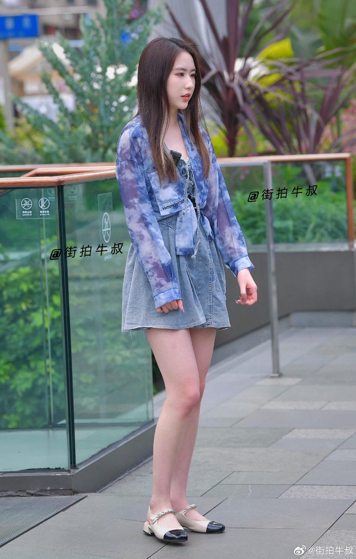 美女穿着洋气的印花网纱衬衫出街