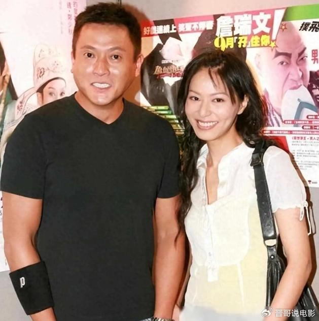 2006年,魏骏杰和小自己20岁的张利华恋爱,两年后结婚,2010年他们的