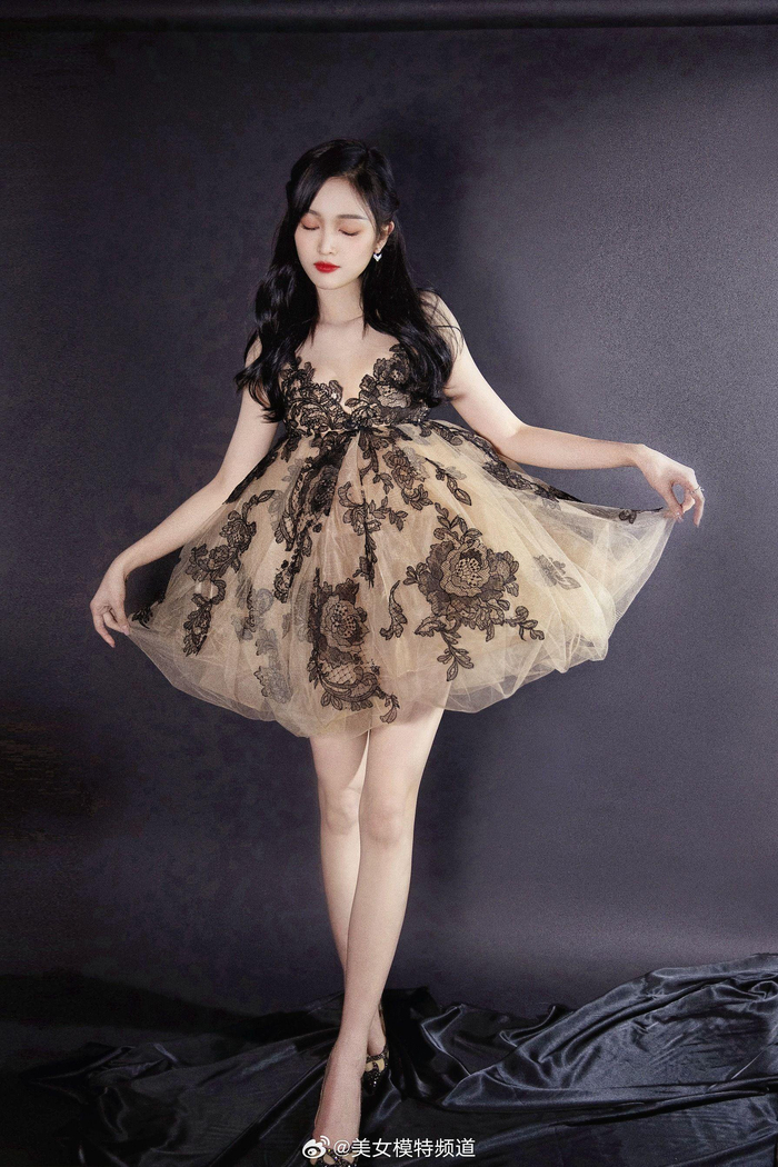 吴宣仪蕾丝绣花短裙美腿写真
