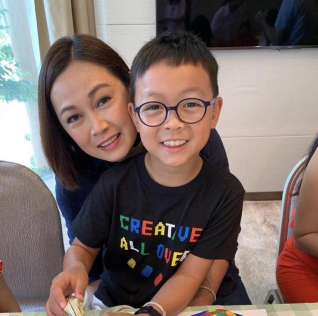 TVB艺人姚莹莹为儿子庆生幸福洋溢，9岁儿子心疼母亲学厨做饭