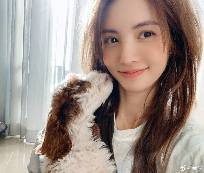 胡夏女友疑似是金晨行程和着装都对得上只是两人八竿子打不着