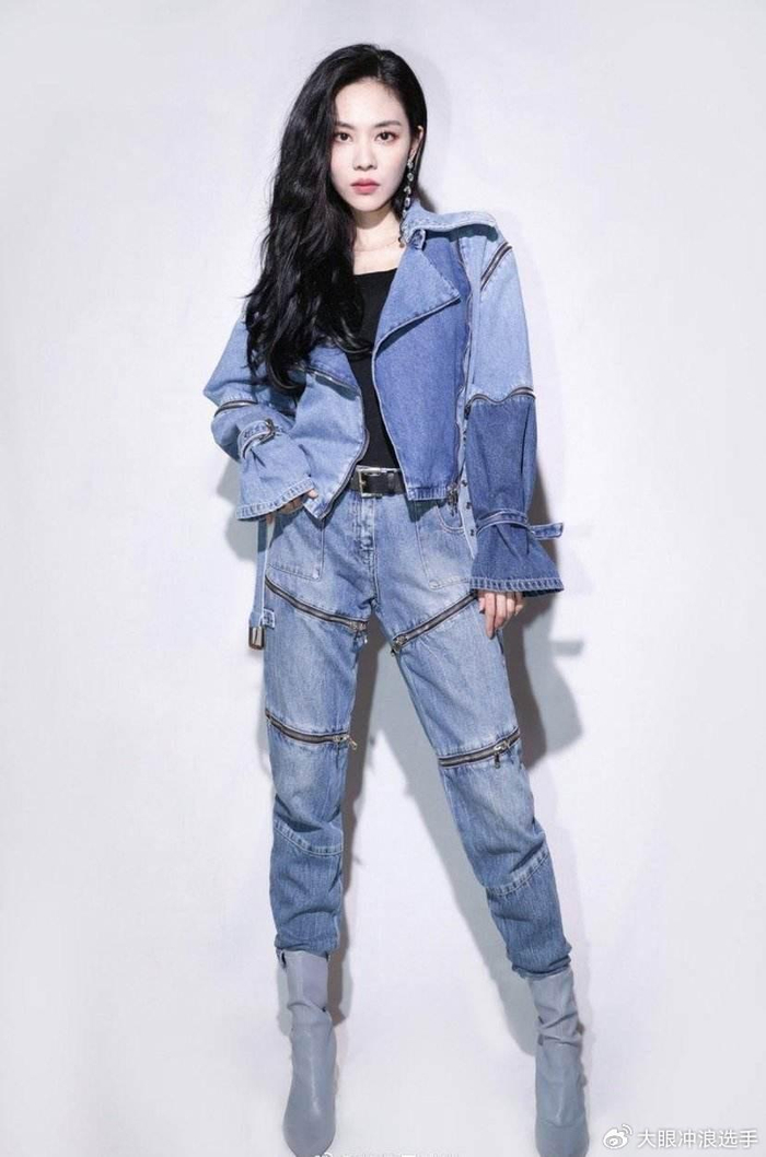 在2016年,王霏霏在微博上对中国南海事件发表了支持的言论,强调中国在