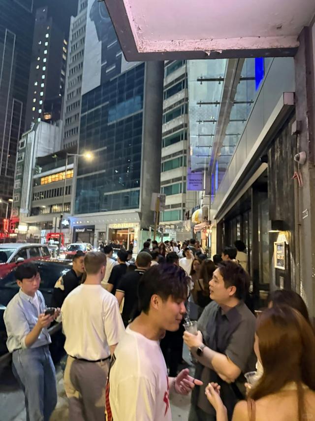 五一假期的中环兰桂坊，回复昔日人气鼎盛的光彩