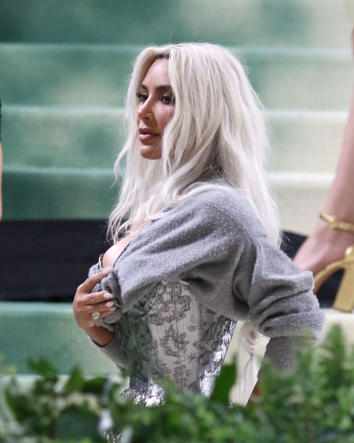 金·卡戴珊(kim kardashian)身着独特的紧身胸衣和透明礼服出席2024年