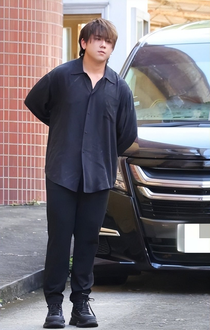 港媒辣评赵露思造型翻车事件虎背熊腰