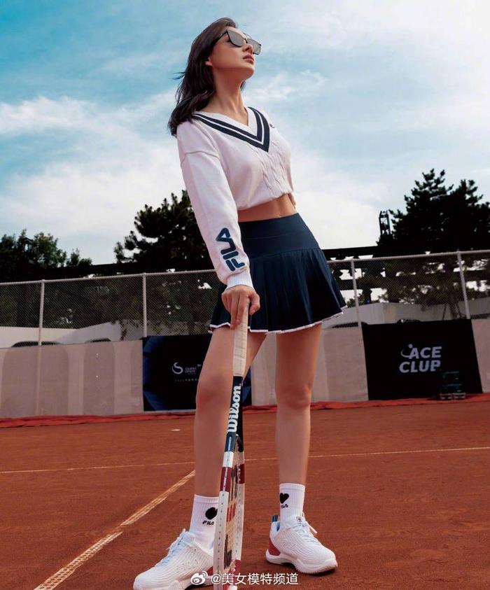袁姗姗网球运动风写真释出 穿短衫露腹肌长腿身材好