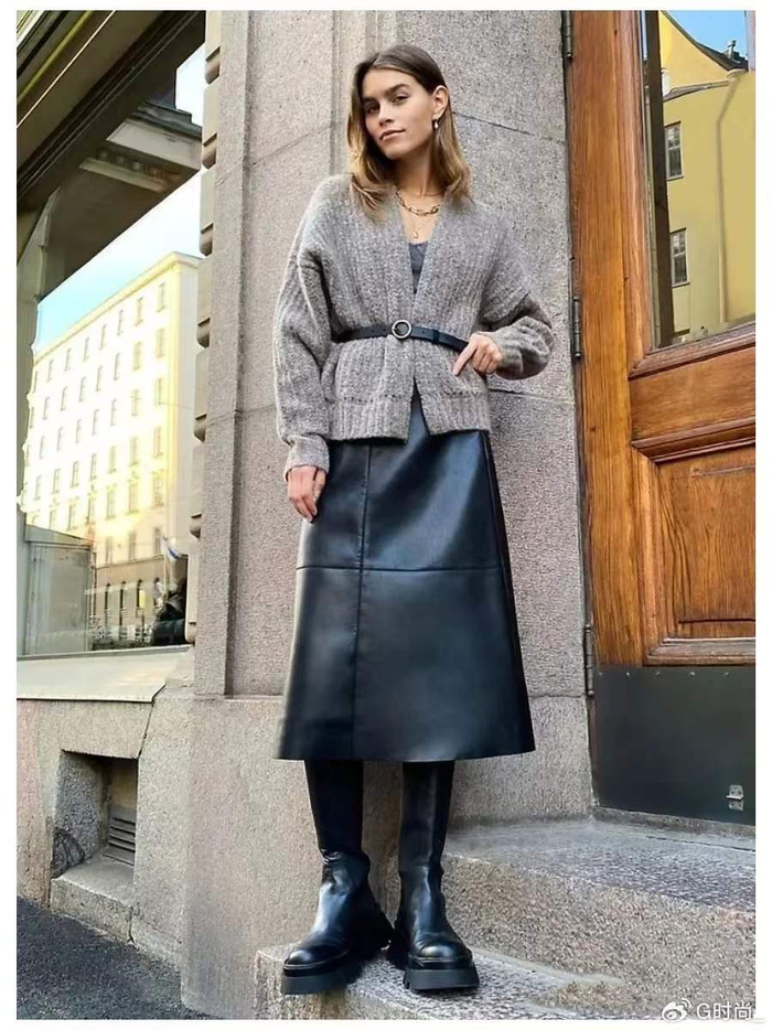 冬天里的毛衣总是蓬松一些,所以宽松的慵懒风毛衣并不适合塞进裙子里