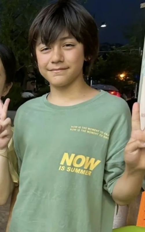 刘烨儿子诺一穿绿色宽松短袖、老式凉鞋搭棕色袜子,网友争议纷纷__财经头条