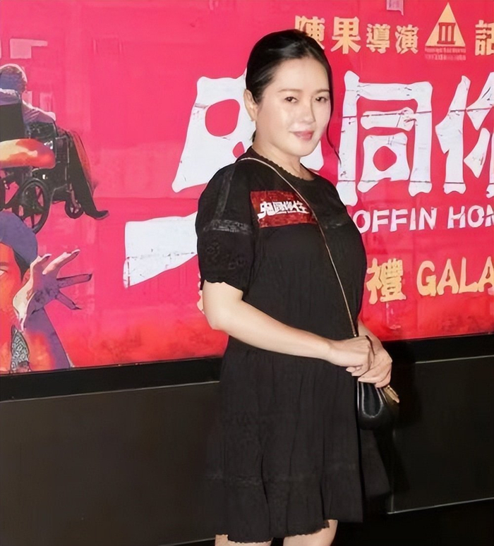 李丽珍57岁也不显老，穿短裙优雅大方，颈纹虽明显，但看脸却很嫩