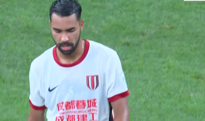 半场连出两红！德尔加多肘击染红，或遭重罚，孙正傲血流满面