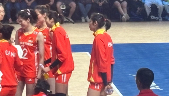 朱婷被排挤?等到赛点才出场,只发了一个球,67袁心玥未与她击掌