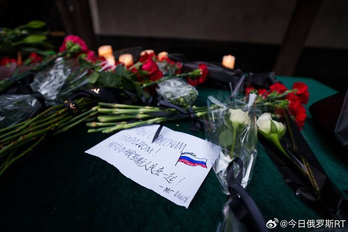 中国民众陆续前往俄罗斯驻华大使馆献花