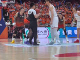 果然视频|山东男篮68:96不敌上海，总比分0:2止步八强