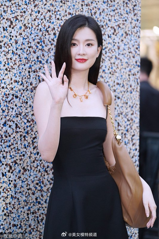 乔欣穿黑色小吊带短裙 黑长直披肩对镜头挥手微笑