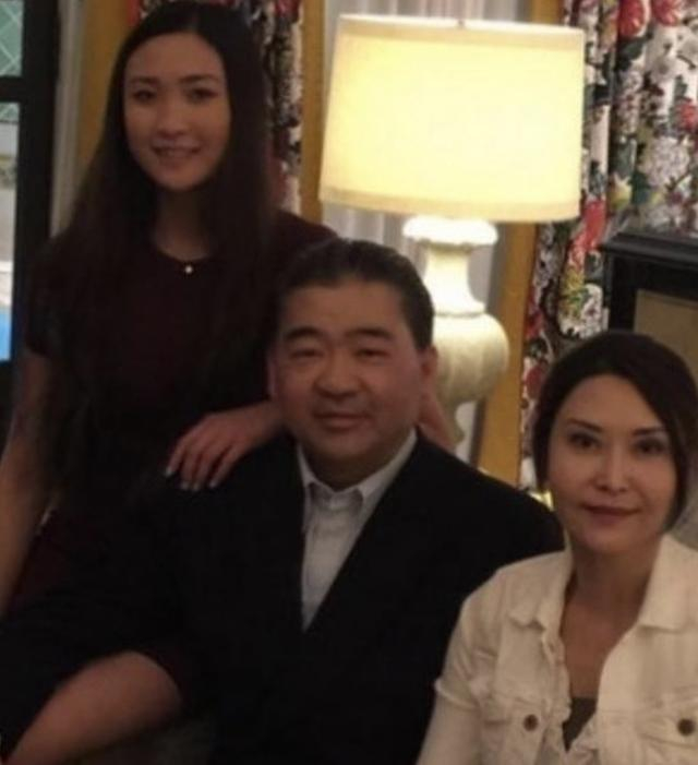 叶玉卿20岁女儿胡芷欣见证弟弟交女友晒姐弟合照，18岁弟弟像父亲