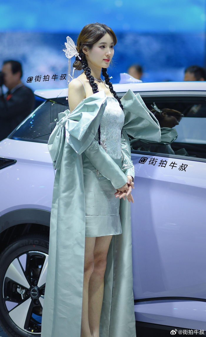 漂亮的麻花辫姑娘