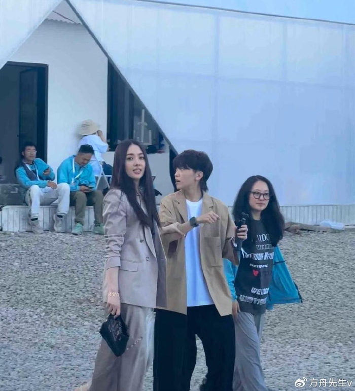 郭碧婷携爸爸在大理被偶遇,试戴路边廉价首饰,吃路边摊好接地气