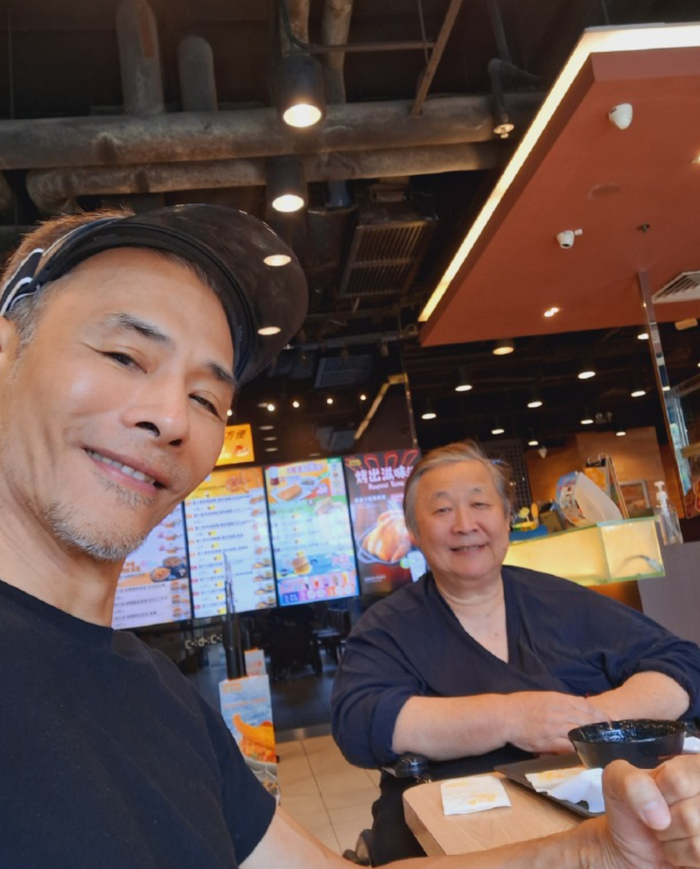 秦煌在酒店独居多次跌倒起不来 住进医院后依旧未能联络上子女|秦煌|