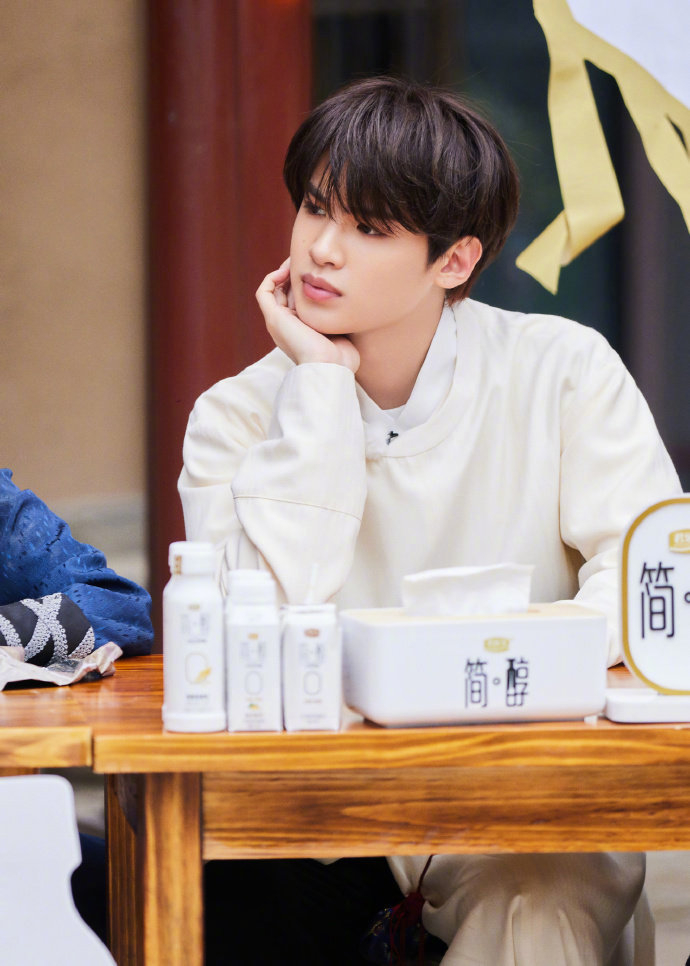 黄明昊极限挑战造型剧照特别帅气的小贾