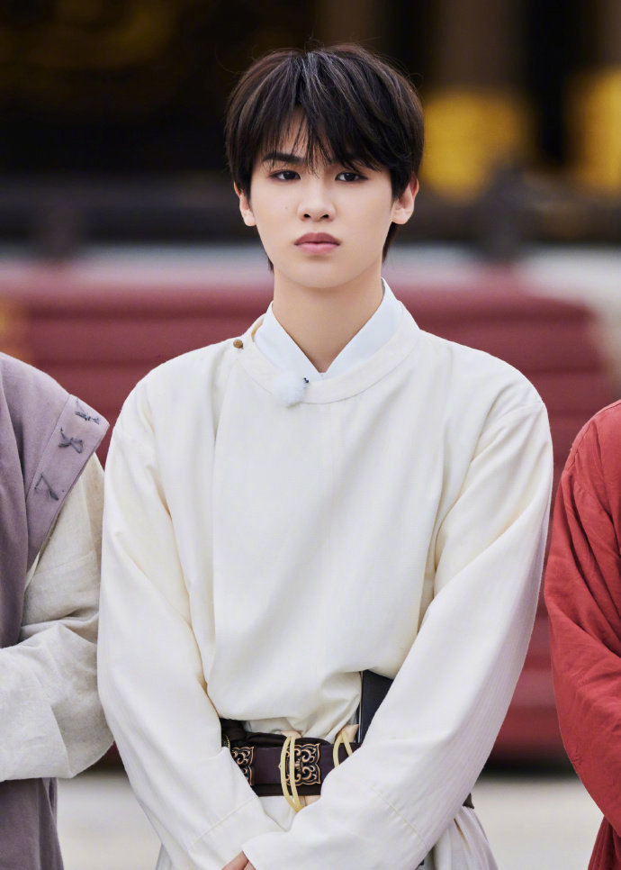 黄明昊极限挑战造型剧照特别帅气的小贾