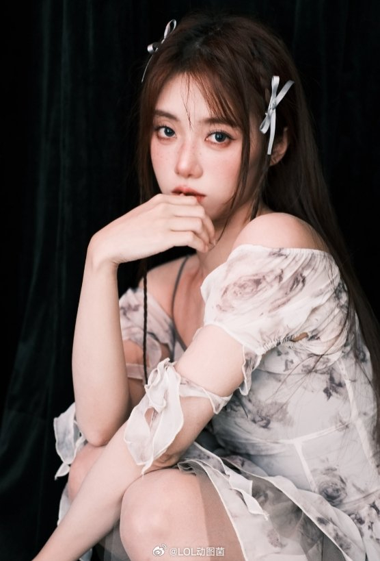 纯欲天花板这你受得了么小钰分享美照小雀斑半透视裙