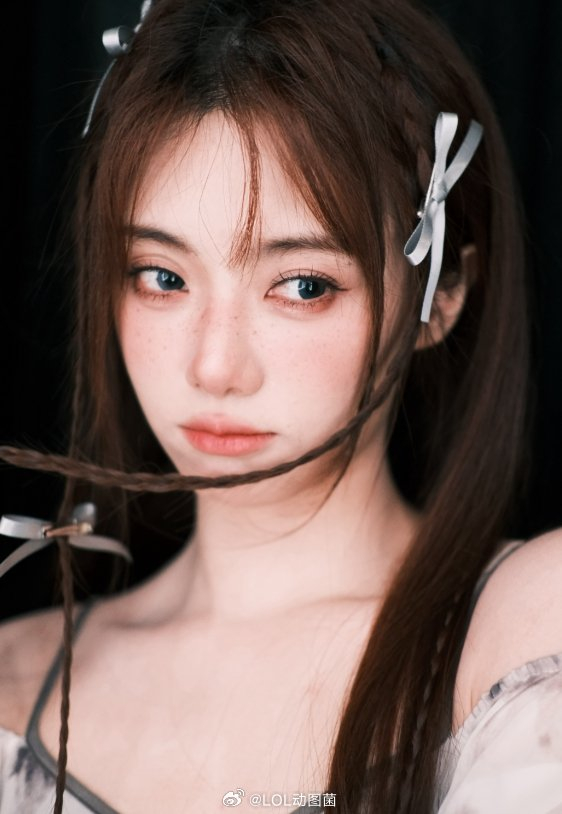 纯欲天花板这你受得了么小钰分享美照小雀斑半透视裙