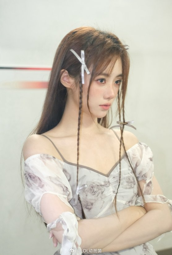 纯欲天花板这你受得了么小钰分享美照小雀斑半透视裙