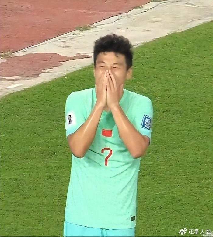国足绝境大逆转,"替补神兵"鱼跃冲顶,吴曦遭遇假摔误判|鱼跃|泰国队
