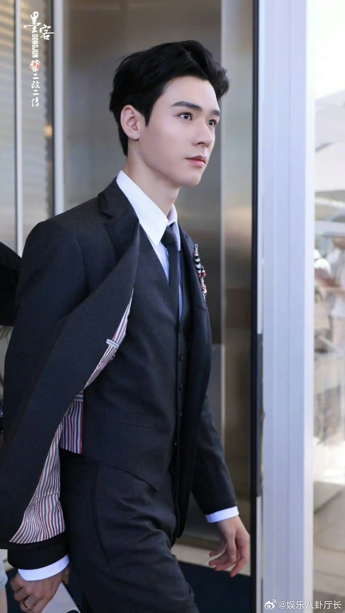 龚俊开启 行程,来自thom browne特别定制