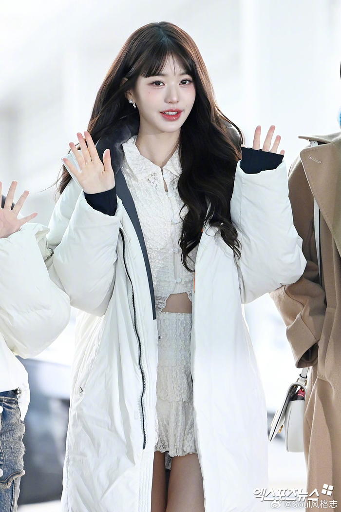 张元英今日机场造型及解析白色长款羽绒服内搭蕾丝套装