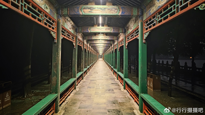 北京颐和园长廊夜雨 摄影