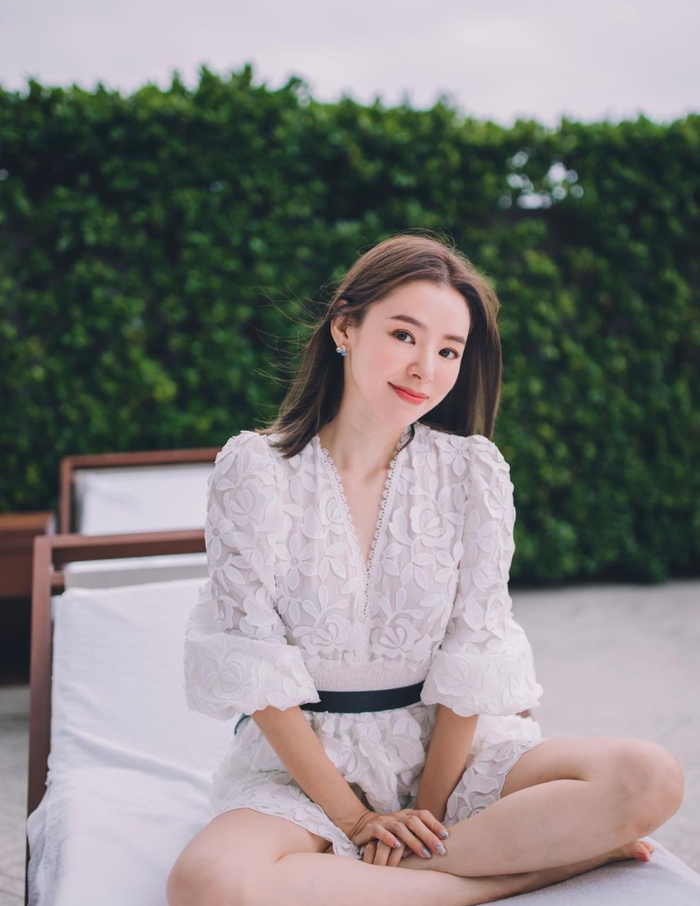 谭凯琪一家三口出国旅游开心度假 老公女儿罕见齐出镜拍全家福|谭凯琪