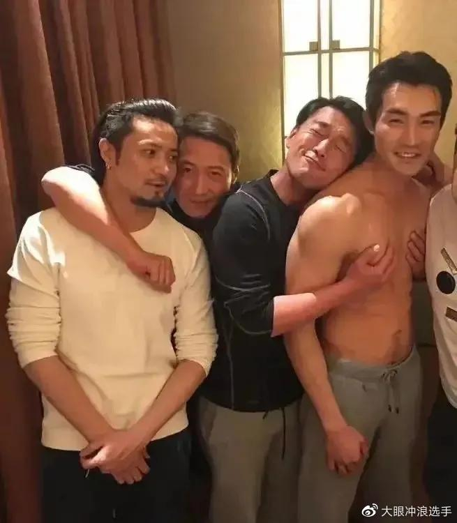 王耀庆穿齐臀小短裤,喜欢健身,练出一身好肌肉|王耀庆|健身_新浪新闻