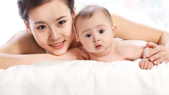 妈妈们别太焦虑，宝宝头发太少，不如试试这些方法