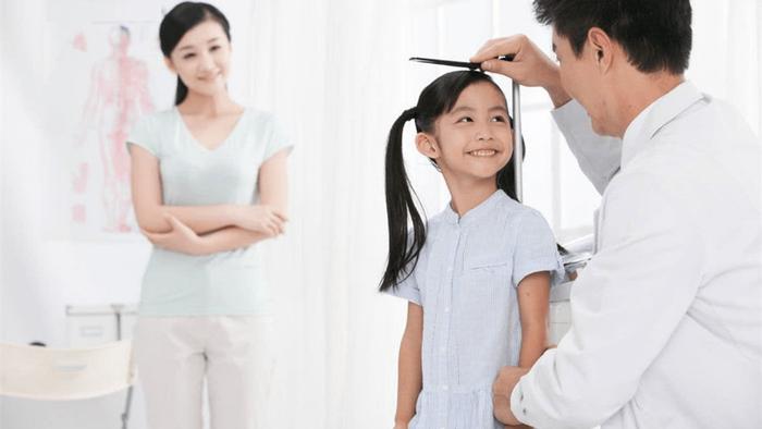 女孩来“例假”后就不长个子？这些说法有些片面，妈妈别担心
