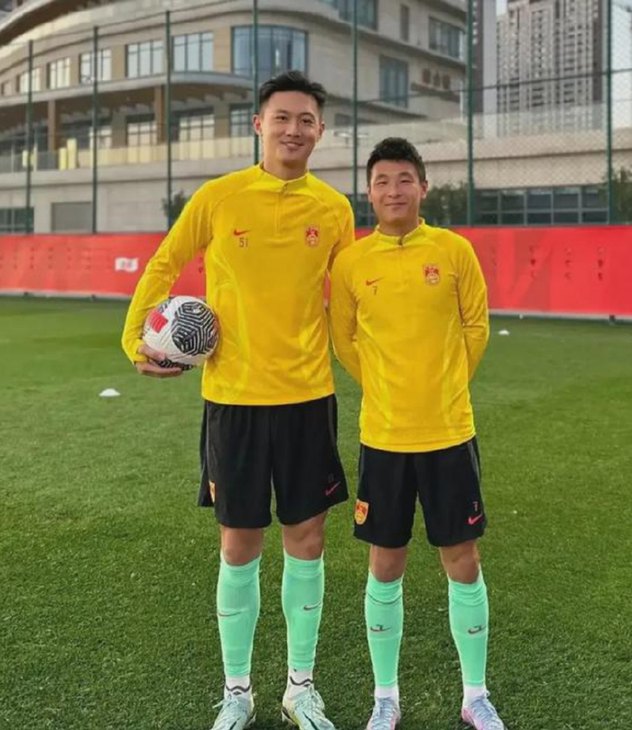 当年蒋圣龙在崇明基地踢球的时候,还没有武磊一半的身高,现在蒋圣龙