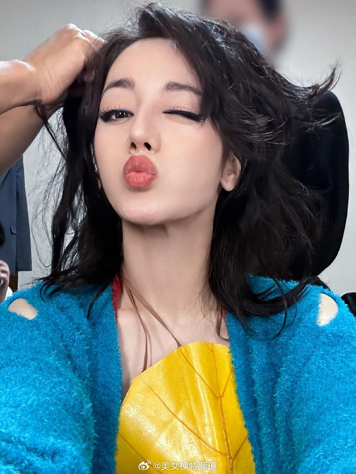 迪丽热巴生活碎片美照释出蓝色挑染发色个性吸睛
