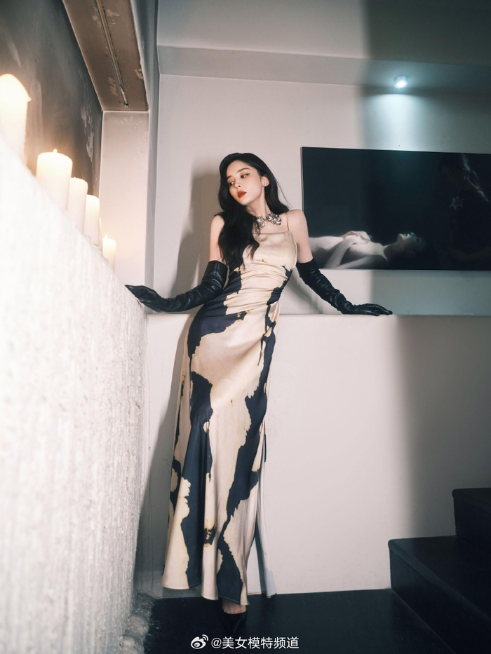 古力娜扎穿墨色吊带长裙身姿曼妙一颦一笑气质绝尘