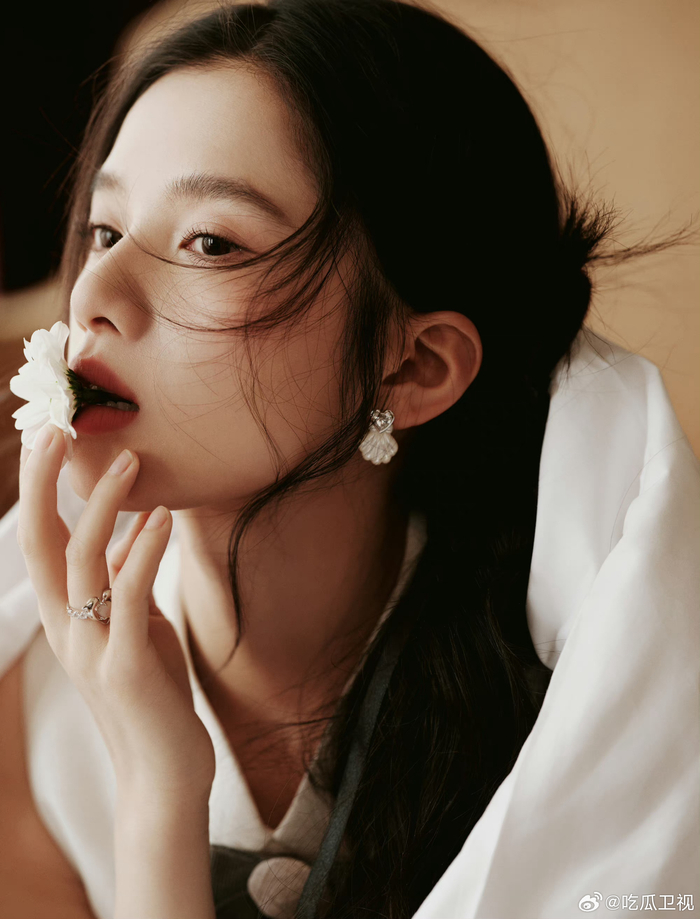 张静仪也太好看了吧这个咬花也太欲了吧