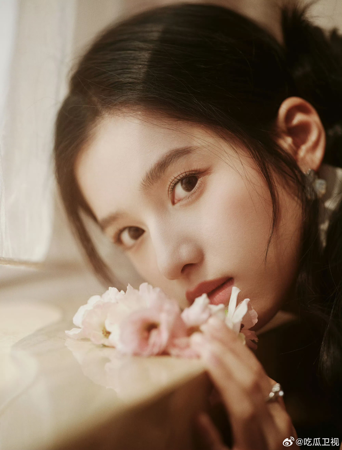 张静仪也太好看了吧这个咬花也太欲了吧