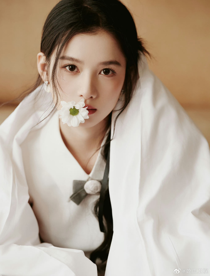 张静仪也太好看了吧这个咬花也太欲了吧