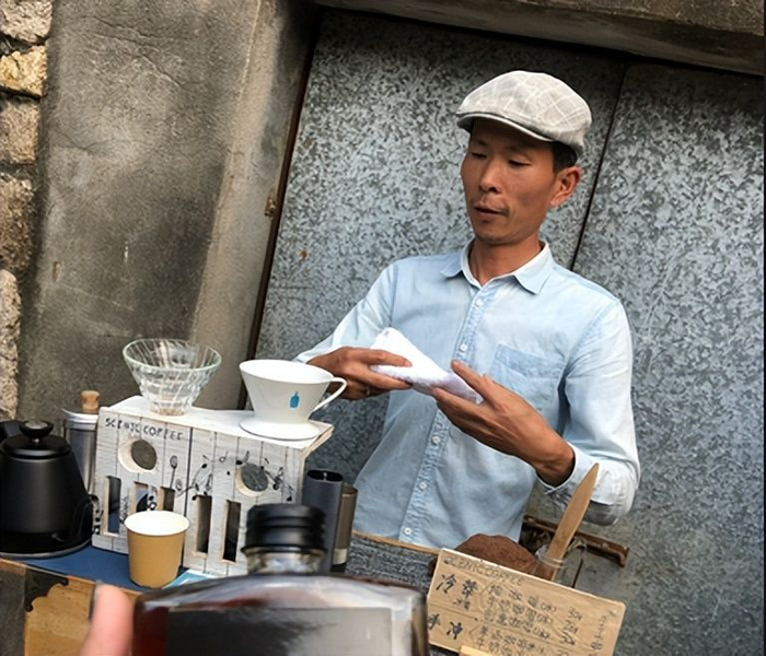 网红单车咖啡大叔去世!临终住父母房里,妻子哭肿眼,儿子很帅气