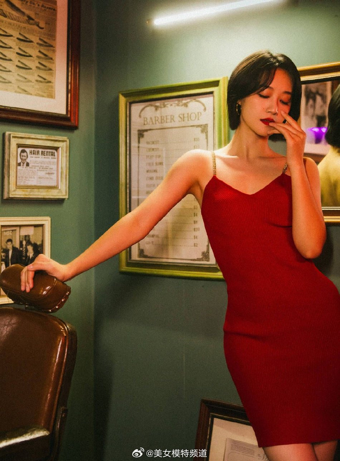 蓝盈莹复古摩登红裙写真释出妆容精致露锁骨氛围感满满