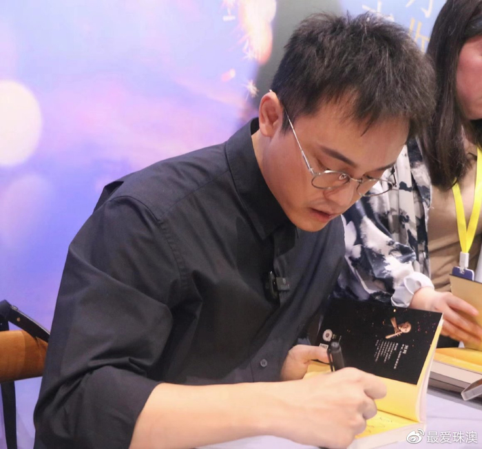 知名青年作家刘同携全新作品《想为你的深夜放一束烟火》作客珠海书城|烟火|刘同|青年作家_新浪新闻