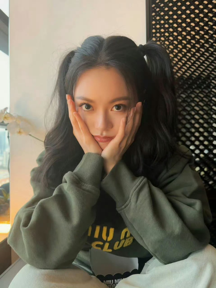 赵今麦捧脸照好可爱的双马尾妹妹