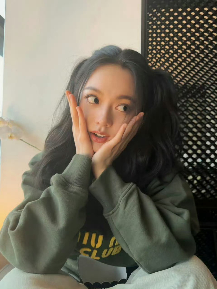 赵今麦捧脸照好可爱的双马尾妹妹