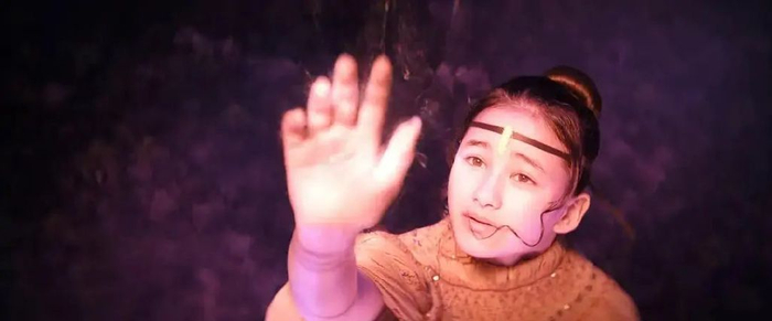 片中属于人类的另一条线同样是"寻亲"的主题,吉雅(凯莉·霍特尔 饰)在