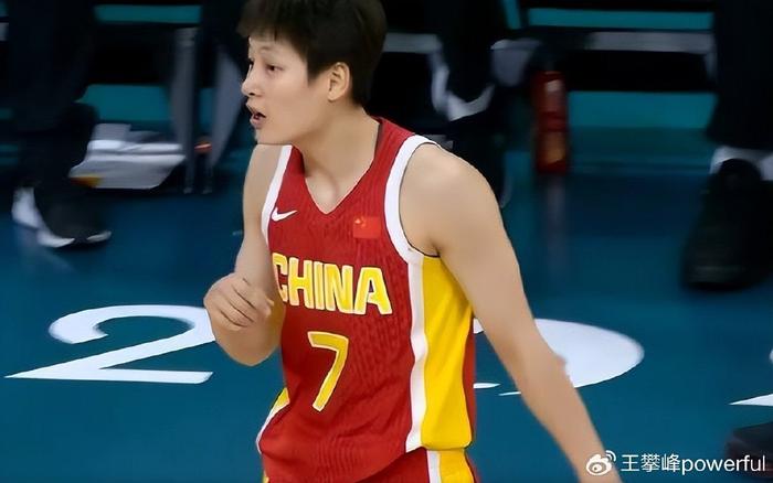 尤其是中国女篮队长杨力维,全场投篮没开,仅命中一记三分,虽然篮板