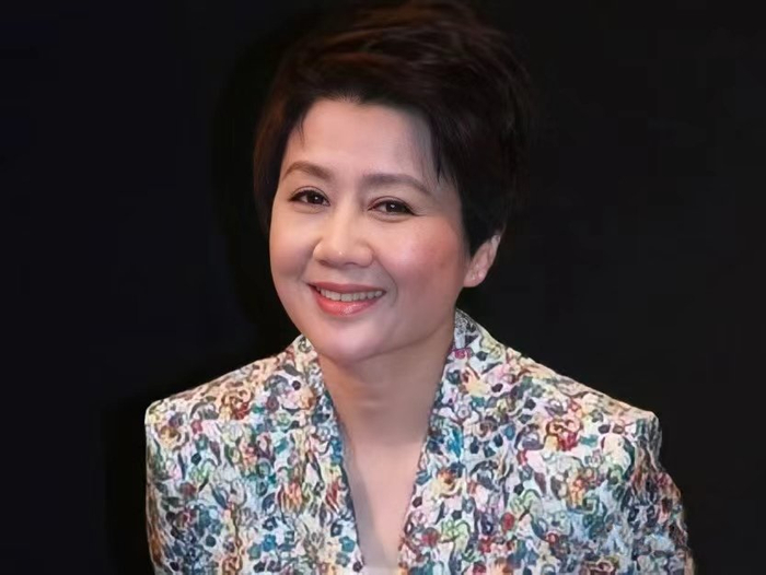 赌王四太梁安琪现身自家商场，亲自带孙子孙女，坐大堂吃饭接地气|奚梦瑶|梁安琪|赌王