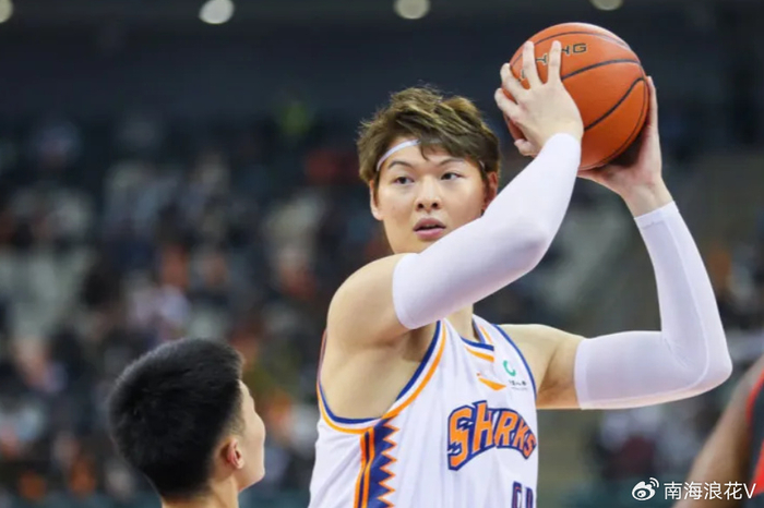 突发!王哲林无法走路,被送上了救护车 低迷原因曝光